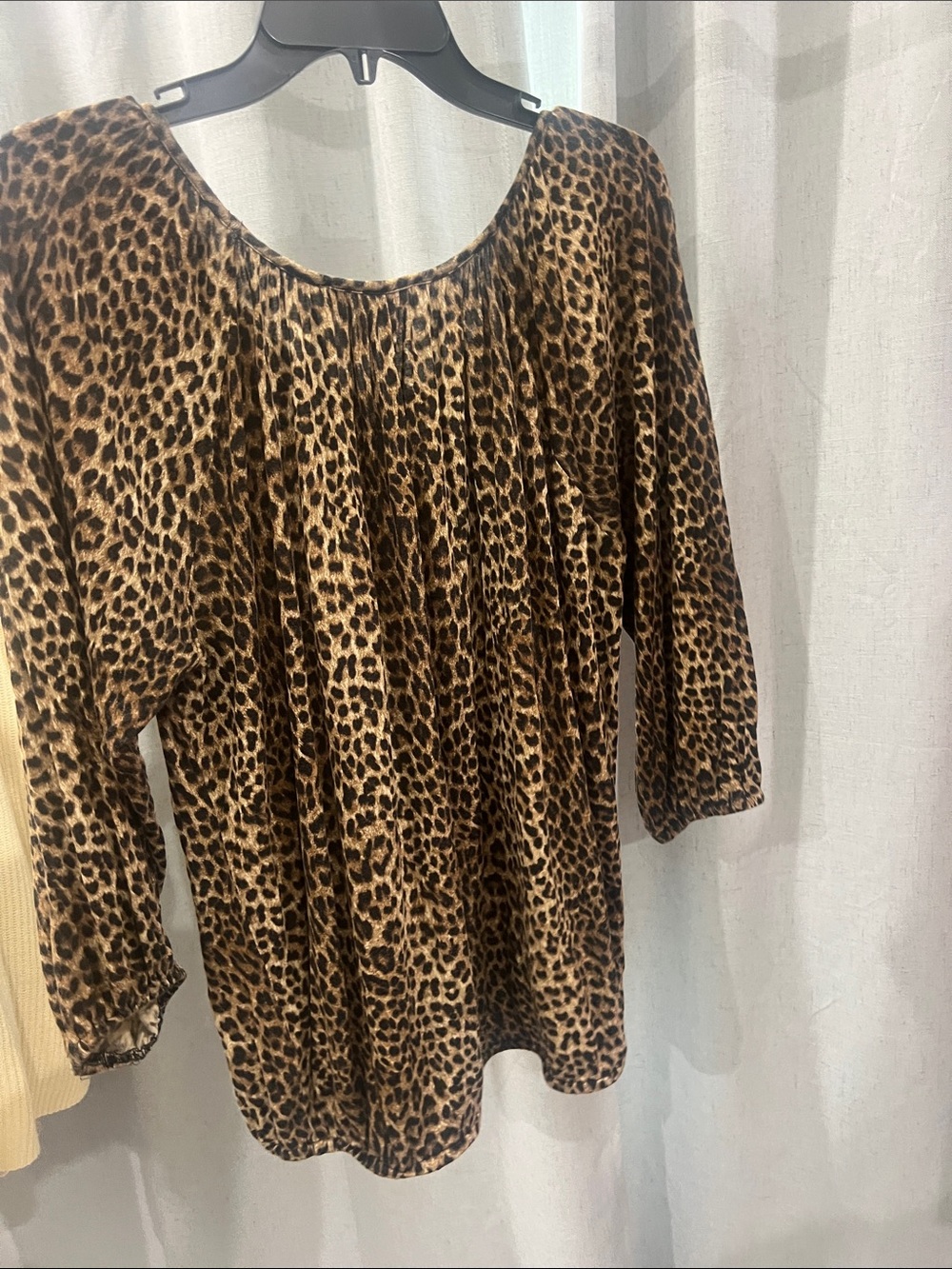 Vince Camuto Brown Leopard Print Scoop Neck Long Sleeve Top - Picture 3 of 3